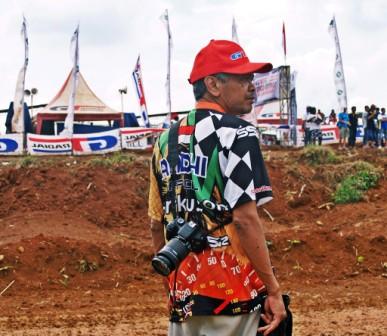ANDHI SATRIA. PANTANG MUNDUR, LIPUT TERUS WALAU TANPA TUNGGANGAN JEEP CEPAT IMPIAN